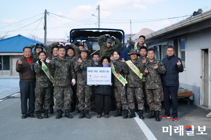 육군 제31사단 8539부대가 성전면사무소와 연계하여 지역 내 어려운 이웃을 찾아 뵙고 사랑의 연탄 나눔 행사를 가져 추운 겨울 지역사회에 훈훈함을 더해주고 있다. / 사진=강진군 제공