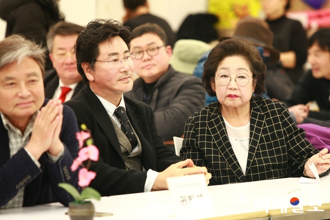 17일 오후 서울 종로구 혜화동 동숭교회 엘림홀에서 거행된 사단법인 한국연극배우협회 송년회 및 제12대 우상민 이사장 취임식에서 최주봉 원로배우와 유동근 방송연기자협회 이사장 겸 한국방송예술인단체연합회 이사장, 김을동 전 국회의원 등이 행사에 함께 참석하고 있다./사진=장건섭 기자 