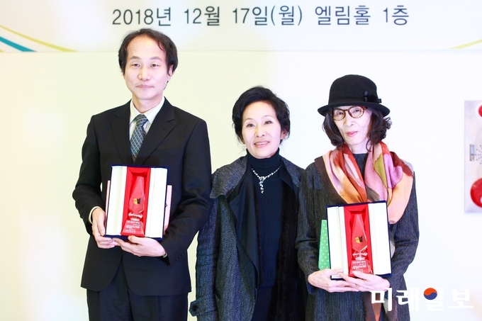 17일 오후 서울 종로구 혜화동 동숭교회 엘림홀에서 거행된 사단법인 한국연극배우협회 송년회 및 제12대 우상민 이사장 취임식에서 올해의 배우상을 수상한 엄지용 배우(왼쪽 첫 번째)와 원미원 배우(왼쪽에서 세 번째)가 수상식 후 우상민 이사장과 기념촬영을 하고 있다./사진=장건섭 기자