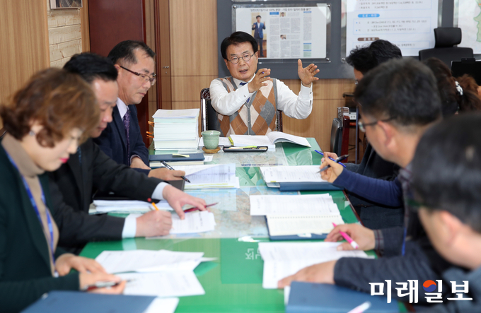 전남 강진군은 17일부터 26일까지 군수실에서 이승옥 군수 주재로 부서별 2019년 주요업무 보고회를 갖고 있다. / 사진=강진군 제공