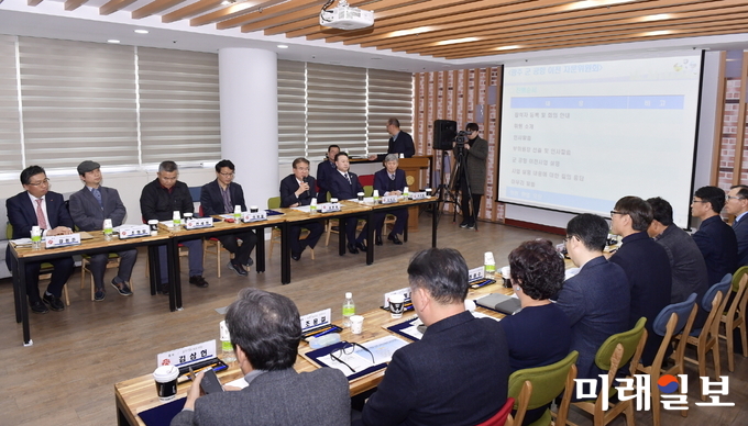 광주광역시는 군 공항 이전사업의 전문 분야별 자문을 위한 ‘군 공항 이전 자문위원회’ 첫 회의를 18일 시청 3층 협업회의실에서 개최했다. / 사진=광주시 제공