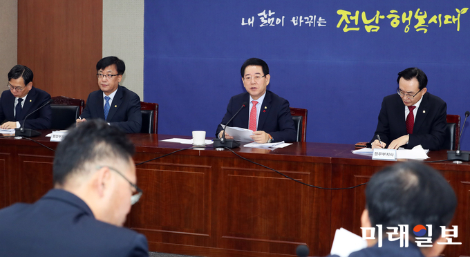 김영록 전라남도지사가 18일 오전 도청 서재필실에서 실국장 정책회의를 주재하고 있다. / 사진=전남도 제공