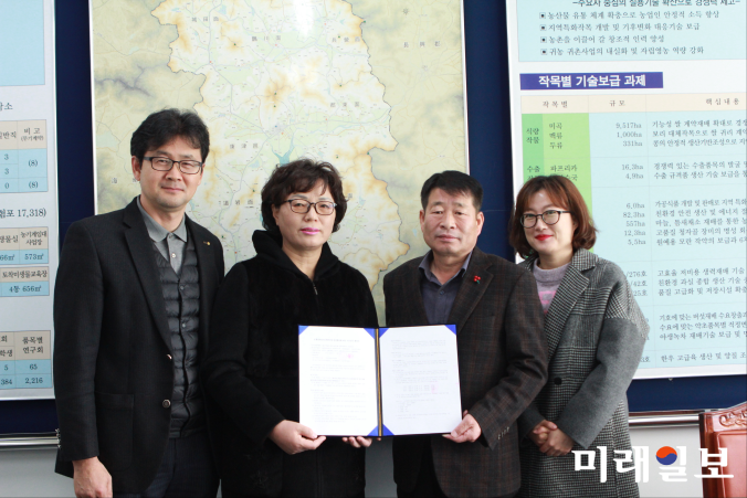 강진군 공무원들이 발명한 특허기술을 업체에 이전하는 통상실시 연장 재계약을 체결하였다. / 사진=강진군 제공