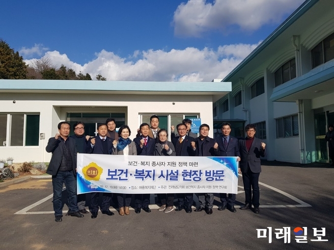 전라남도의회 의원 연구단체인 ‘보건‧복지 종사자 지원 정책 연구회’는 18일 무안군 삼향읍에 소재한 선영노인요양원, 진성원, 성산정신요양원을 현지 방문했다. / 사진=전남도의회 제공