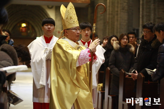 성탄절인 25일 새벽 서울 중구 명동성당에서 열린 자정 미사에서 서울대교구장이자 평양교구장 서리인 염수정 추기경이 미사를 집전하고 있다./사진=장건섭 기자