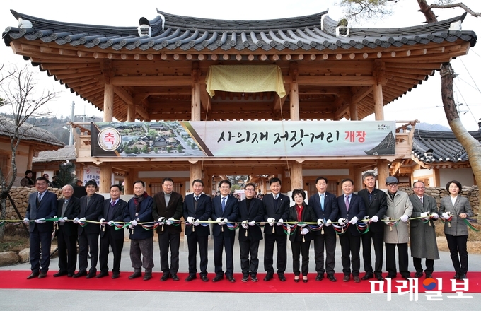 전남 강진군이 지난 21일 구도심의 문화·경제적 재생의 기반을 구축하기 위해 2015년부터 추진한 ‘사의재 관광명소화사업’의 결실로 저잣거리 개장식을 가졌다. / 사진=강진군 제공