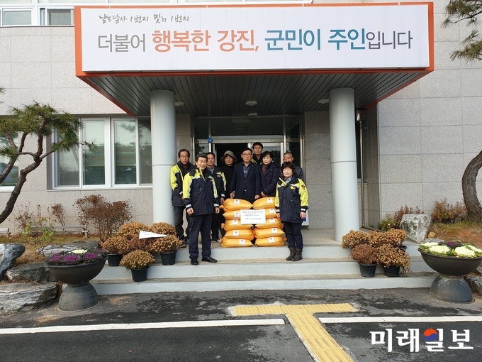 전남 강진군 신전면 남.녀의용소방대가 동절기를 맞아 어려운 이웃에게 전달해 달라며 백미 10포를 신전면사무소에 기탁했다. / 사진=강진군 제공