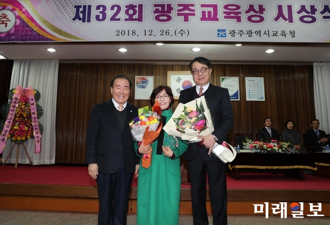 제32회 광주교육상 수상자인 광주동산초등학교 윤숙자 교장이 상금으로 받은 300만원을 27일 (재)빛고을결식학생후원재단에 전액 지정기탁했다. / 사진=광주시교육청 제공