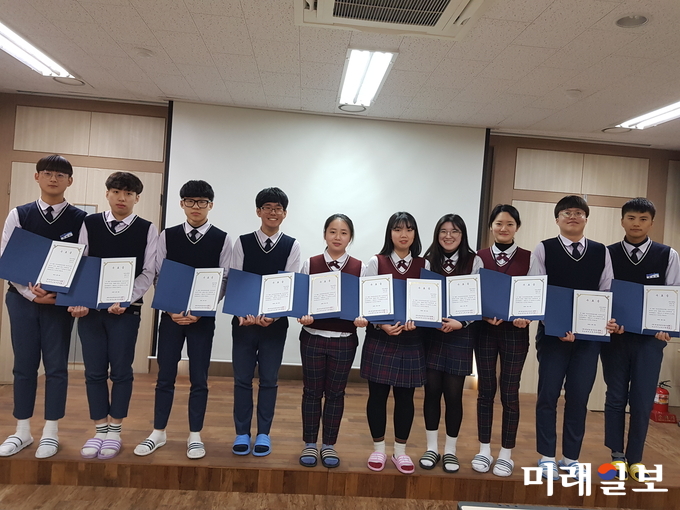 (재)전남생물산업진흥원 나노바이오연구센터는 올 한 해 동안 지역 과학인재 육성교육 프로그램을 운영, 이를 이수한 학생들의 수료식을 개최했다. / 사진=전남도 제공