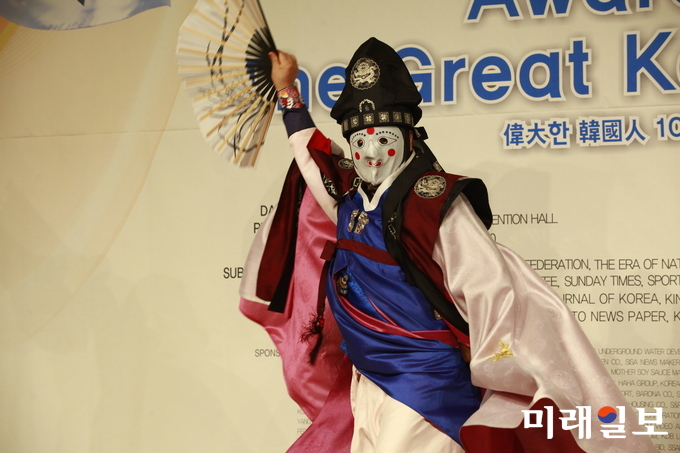 변검배우 김동영이 23일 오후 서울 백범김구기념관 컨벤션홀에서 열린 '2018 위대한 한국인 100인 대상 시상식'에서 식전 공연으로 변범 공연을 선보이고 있다./사진=장건섭 기자