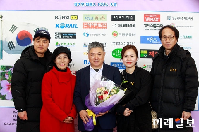 변검배우 김동영이 23일 오후 서울 백범김구기념관 컨벤션홀에서 열린 '2018 위대한 한국인 100인 대상 시상식'에서 문화예술부문 '2018 창작예술한국변검발전공로대상'을 수상하고 (사)한국연극배우협회 우상민 이사장(왼쪽에서 두 번째) 등 동료 배우들로부터 축하를 받고 있다.사진=장건섭 기자