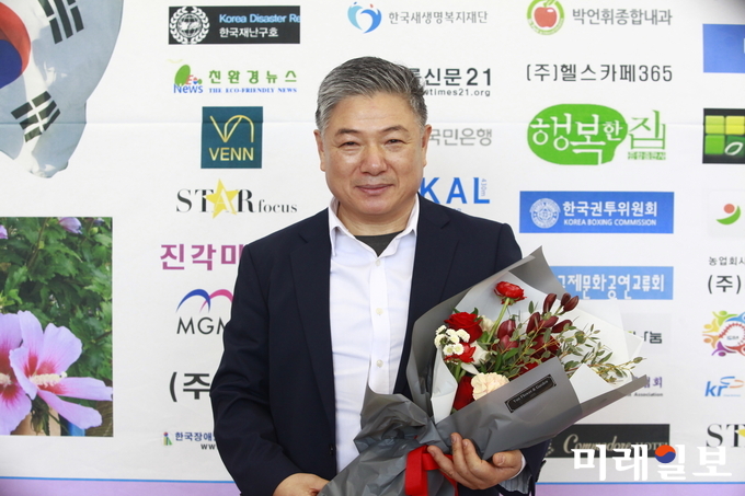 변검배우 김동영이 23일 오후 서울 백범김구기념관 컨벤션홀에서 열린 '2018 위대한 한국인 100인 대상 시상식'에서 문화예술부문 '2018 창작예술한국변검발전공로대상'을 수상하고 기념촬영을 하고 있다./사진=장건섭 기자