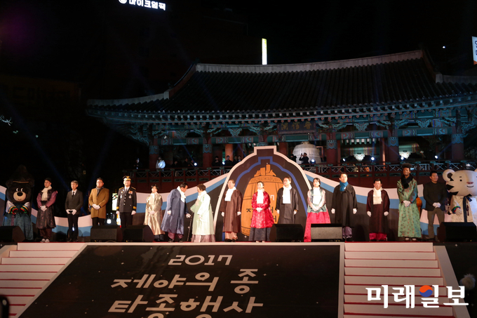 2018년 무술년(戊戌年)을 맞은 1일 새벽 제야의 종 타종행사가 서울 종로 보신각에서 열리고 있다./사진=장건섭 기자