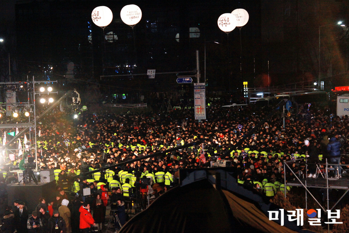2018년 무술년(戊戌年)을 맞은 1일 새벽 서울 종로구 보신각 주변이 제야의 종 타종행사에 참가한 시민들로 북적이고 있다./사진=장건섭 기자