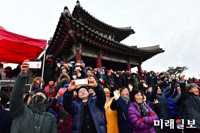 염태영 경기도 수원시장이 1일 아침 시민들과 함께 팔달산 서장대에서 일출을 감상하고 있다./사진=수원시 제공