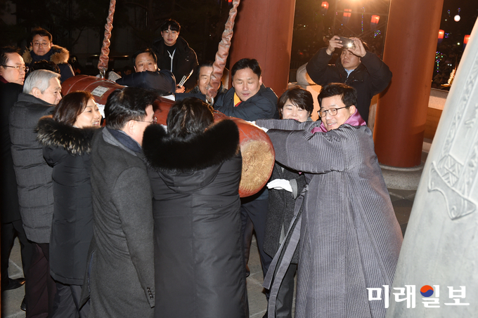 염태영 경기도 수원시장(오른쪽)이 1일 0시 시민대표들과 함께 여민각에서 타종을 하고 있다./사진=수원시 제공