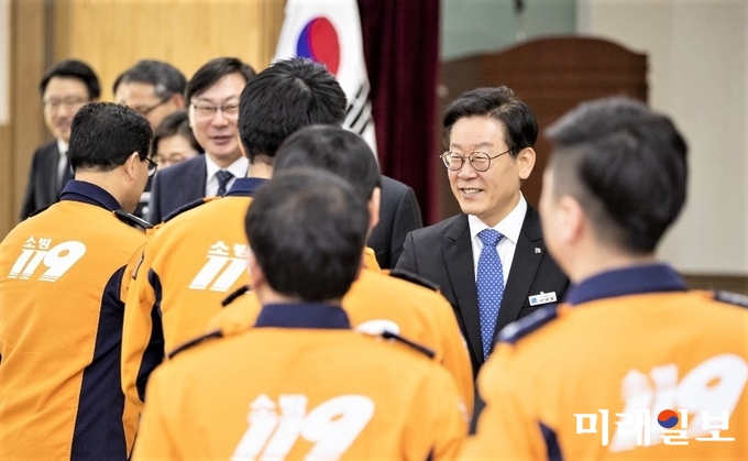 이재명 경기도지사가 2일 오전 경기도 소방재난본부에서 열린 시무식에 참석, 소방관들과 인사를 나누고 있다. /사진=경기도 제공