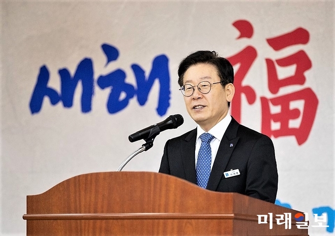 이재명 경기도지사가 2일 오전 경기도 소방재난본부에서 열린 시무식에서 침체된 경제를 살리기 위해서는 민선 7기의 핵심가치인 ‘공정, 평화, 복지’라고 강조하고 있다./사진=경기도 제공