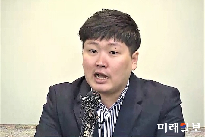 청와대의 KT&G 사장 교체 개입 의혹과 적자 국채 발행 압력 등을 주장한 신재민 전 기획재정부 사무관이 2일 오후 서울 강남구 역삼동 소재 모 빌딩에서 긴급 기자회견을 열고 입장을 밝히고 있다.