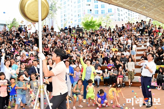 수원시 사회조사에서 ‘이상적인 자녀 수’로 2명을 가장 많이 선택한 것으로 나타났다. 2018 수원시 다둥이축제에서 염태영 수원시장이 아이들과 함께 박을 터뜨리고 있다./사진=수원시 제공