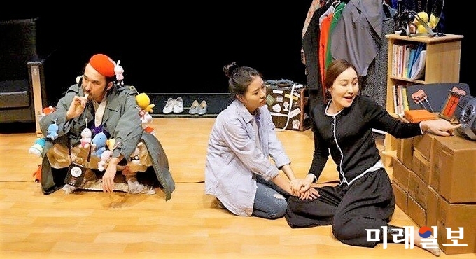 연극 '춤추면 간다' 공연 모습./사진=극단 각인각색 제공