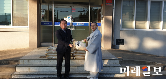 전남 강진군 군동면 소재에 있는 화방사에서 지난 3일 군동면사무소를 방문해 백미를 기탁했다./ 사진=강진군 제공