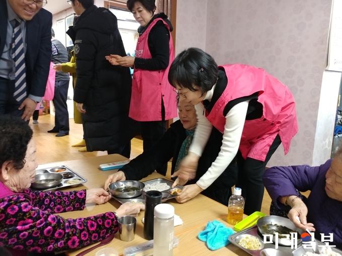 광주 북구보건소 직원들이 두암종합사회복지관에서 배식봉사를 하고 있다. / 사진=김은광 제공