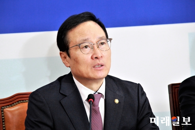 홍영표 더불어민주당 원내대표가 8일 오전 국회에서 열린 원내대책회의에서 모두발언을 하고 있다./사진=김정현 기자