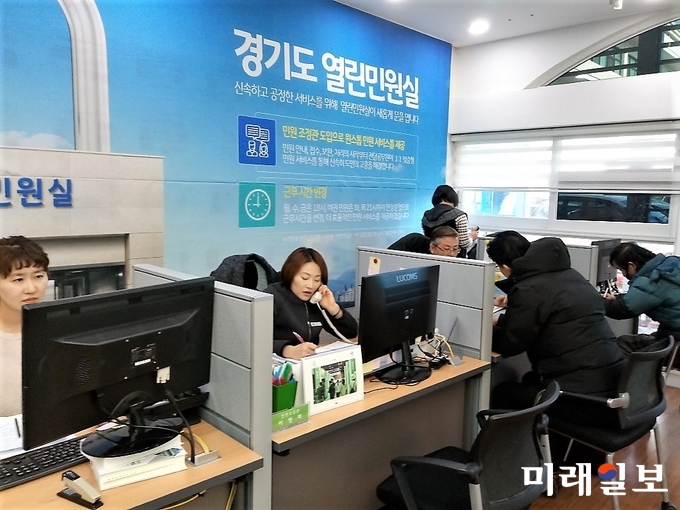 경기도 민원조정관이 도 열린민원실에서 민원을 처리하고 있다./사진=경기도 제공
