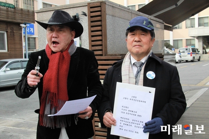 오천도(왼쪽) 애국국민운동대연합 대표가 9일 오후 서울 구로경찰서 앞에서 기자회견을 하고 있다./사진=장건섭 기자