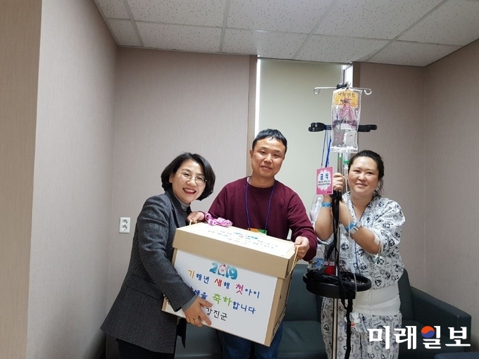 지난 8일 강진군보건소장이 기해년‘첫 아기’를 만나 축하의 마음을 전했다. / 사진=강진군 제공
