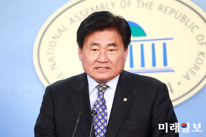 소병훈 더불어민주당 당원자격심사 부위원장이 9일 오후 서울 여의도 국회 정론관에서 브리핑을 하고 있다./사진=장건섭 기자