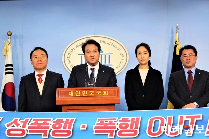 자유한국당 염동열‧더불어민주당 안민석‧바른미래당 김수민‧민주평화당 최경환 의원(왼쪽부터) 등 국회 문체위 소속 위원들이 10일 오전 국회 정론관에서 일명 '운동선수 보호법' 발의 기자회견을 하고 있다./사진=김정현 기자