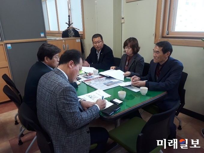 경기도 갈등조정관들이 지난해 12월 20일 광명시청을 방문해 서울 연립붕괴우려 대책회의를 하고 있다./사진=경기도 제공
