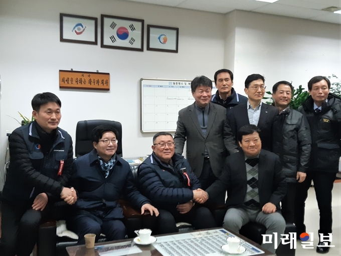 염태영 경기도 수원시장(왼쪽 두번째)이 협상 타결 후 노사 관계자들과 함께하고 있다./사진=수원시 제공