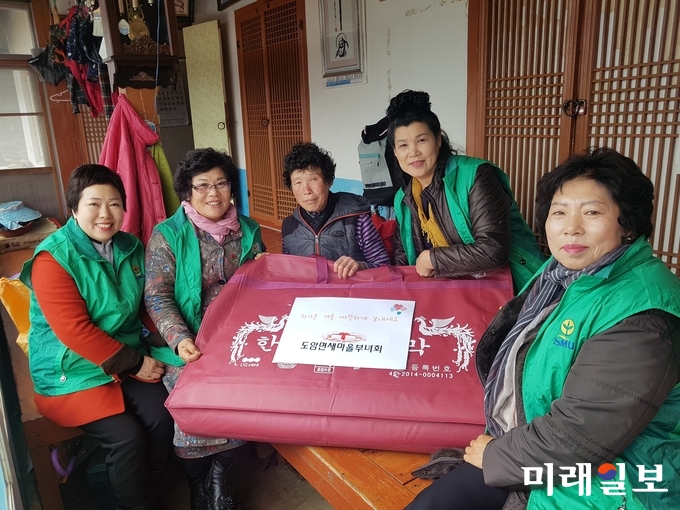 도암면새마을부녀회에서 관내 어려운 장애인가정에 겨울나기 물품을 전달하고 있다. / 사진=강진군 제공