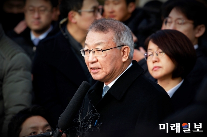 양승태 전 대법원장이 11일 오전 서울 서초동 대법원 정문 앞에서 사법농단 의혹과 관련해 피의자 신분으로 서울중앙지검에 출석하기 전 입장을 밝히고 있다./사진=장건섭 기자