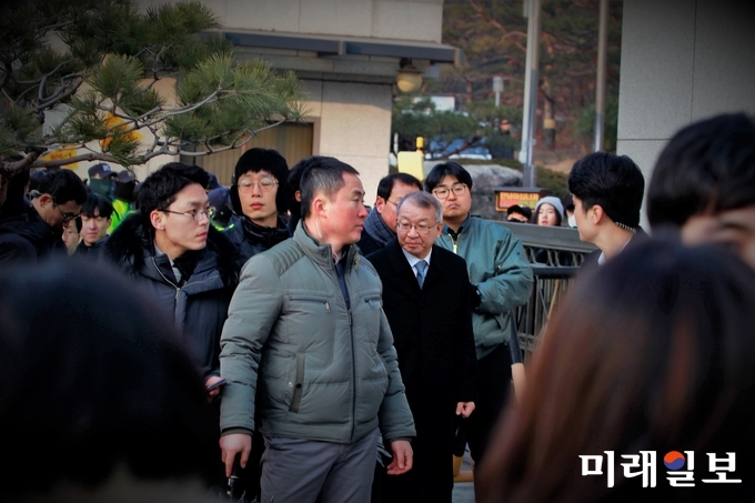 양승태 전 대법원장이 11일 오전 서울 서초동 대법원 정문 앞에서 사법농단 의혹과 관련해 피의자 신분으로 서울중앙지검에 출석하기 전 입장을 밝히기 위해 경찰의 보호를 받으며 기자회견장에 입장하고 있다./사진=장건섭 기자