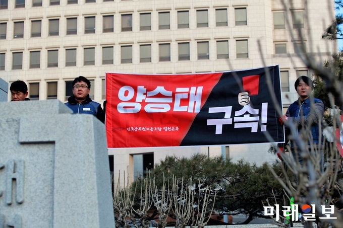 양승태 전 대법원장이 11일 오전 서울 서초동 대법원 정문 앞에서 사법농단 의혹과 관련해 피의자 신분으로 서울중앙지검에 출석하기 전 입장을 밝히는 기자회견장에 고 있다./사진=장건섭 기자
