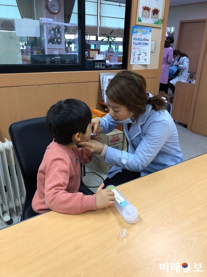 광주 동구가 구강건강 사각지대에 있는 양육시설 아동·청소년의 건강한 구강관리를 위한 ‘충치, 잇몸병 어디 갔니?’ 사업을 추진한다. / 사진=동구청 제공
