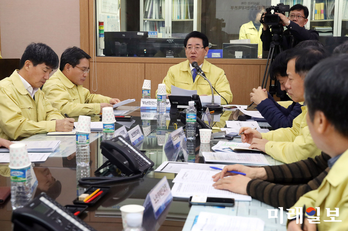 김영록 전남도지사가 11일 오후 여수시청에 마련된 ‘낚시어선 전복사고 대책상황실’을 방문해 현황을 보고 받고, “여수시와 협조해 사고 수습과 지원에 최선을 다 하겠다”고 밝혔다. / 사진=전남도 제공