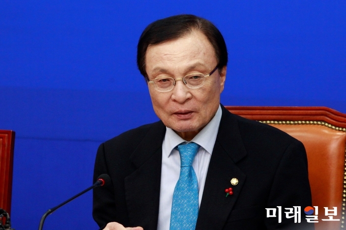 이해찬 더불어민주당 대표가 13일 오전 서울 영등포구 여의도 국회 당대표실에서 신년 기자회견을 열고, 올해 민생 안정과 경제 활력을 위한 입법 활동에 집중하겠다고 밝혔다. 사진은 이 대표가 이날 기자회견문 발표 후 기자들과 질의응답을 하고 있다./사진=장건섭 기자