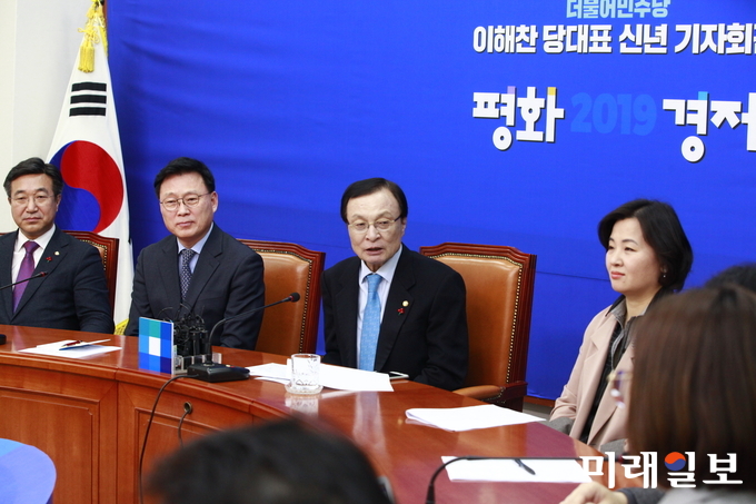 이해찬 더불어민주당 대표가 13일 오전 서울 영등포구 여의도 국회 당대표실에서 신년 기자회견을 열고, 올해 민생 안정과 경제 활력을 위한 입법 활동에 집중하겠다고 밝혔다. 사진은 이 대표가 이날 기자회견문 발표 후 기자들과 질의응답을 하고 있다./사진=장건섭 기자