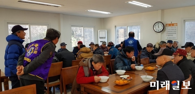 전남 강진군 마량라이온스클럽이 지난 10일 마량면사무소에 마을 경로당에 전달해 달라며 떡국떡 120kg과 석화 40kg을 기탁했다. / 사진=강진군 제공