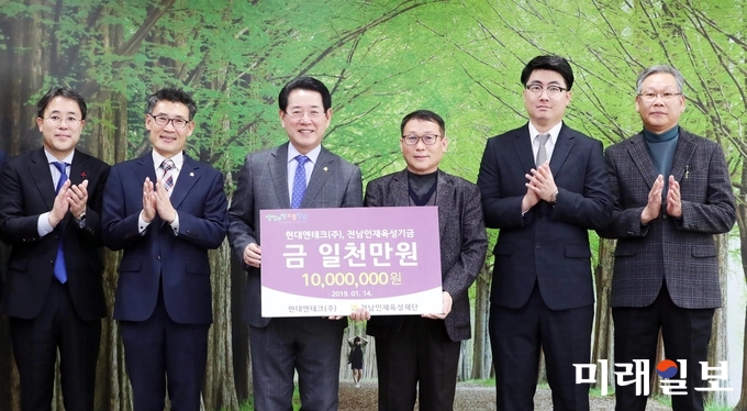 김영록 전라남도지사가 14일 오전 도청 VIP룸에서 오병래 현대엔테크 대표로부터 전남인재육성기금 1000만원을 기탁받고 있다. 현대엔테크(주)는 순천에서 소형 선박용 엔진과 발전기, 선박부품을 생산하고 수출하는 중소기업으로 2018년에 2백만불을 수출했다. / 사진=전남도 제공