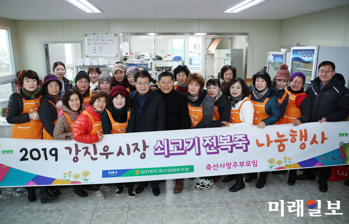 이승옥 강진군수가 14일 이른 아침 설명절 대목장을 찾아 한우산업의 동향을 점검하고, 방문 농가 및 자원봉사자들을 격려 하고 있다. / 사진=강진군 제공