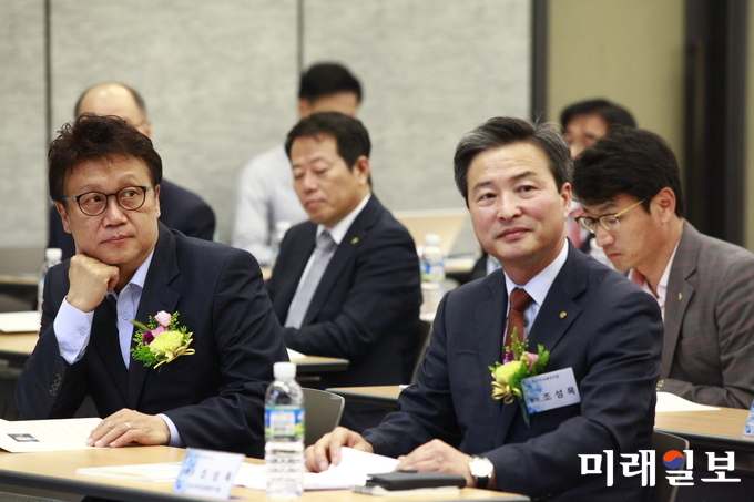 조성목 (사)서민금융연구원 원장(앞줄 오른쪽)이 지난해 9월 12일 서울 명동 은행회관 국제회의장에서 열린 서민금용연구원 출범기념 '서민금융지원체계 어떻게 바꿀 것인가?' 포럼에서 포럼에 참석한 민병두 더불어민주당 의원과 포럼에 함께하고 있다./사진=장건섭 기자