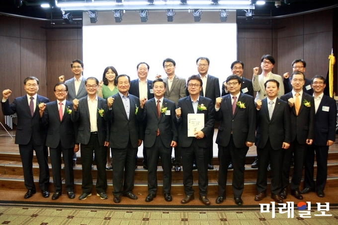 조성목 (사)서민금융연구원 원장(앞줄 왼쪽에서 다섯번째)이 지난해 9월 12일 서울 명동 은행회관 국제회의장에서 열린 서민금용연구원 출범기념 '서민금융지원체계 어떻게 바꿀 것인가?' 포럼에서 윤증현 전 기획재정부 장관을 비롯 민병두 더불어민주당 의원 등 주요 참석자들과 기념촬영을 하고 있다./사진=장건섭 기자