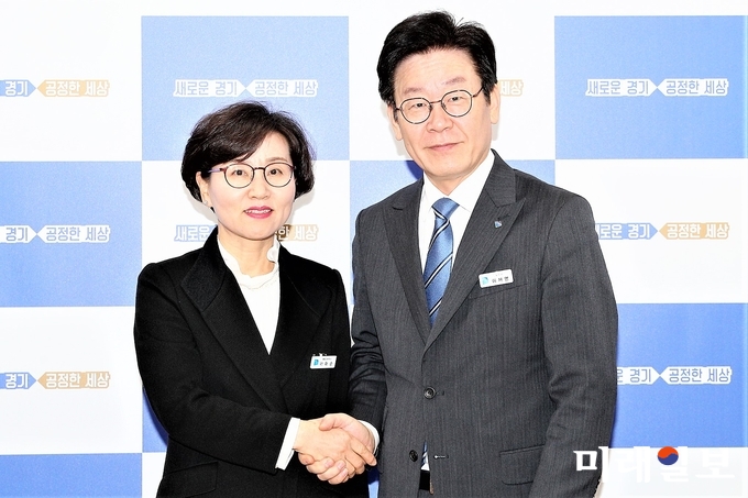 15일 오전 경기도청 도지사 집무실에서 이재명 경기도지사가 이화순 경기도 행정2부지사로부터 임용신고를 받고 악수를 하고 있다./사진=경기도 제공