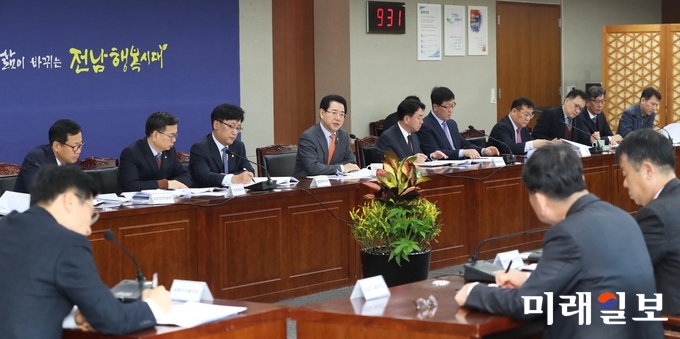김영록 전라남도지사가 15일 오전 도청 서재필실에서 실국장 정책회의를 주재하고 있다. / 사진=전남도 제공
